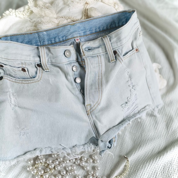 LEVIβS | 26/XS/S | Light Wash High Waist Hotty Hot Cut Off Distressed Raw Shorts - Picture 4 of 10